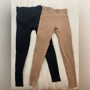 2 pack of Savvi Leggings! One in black and one in beige!
